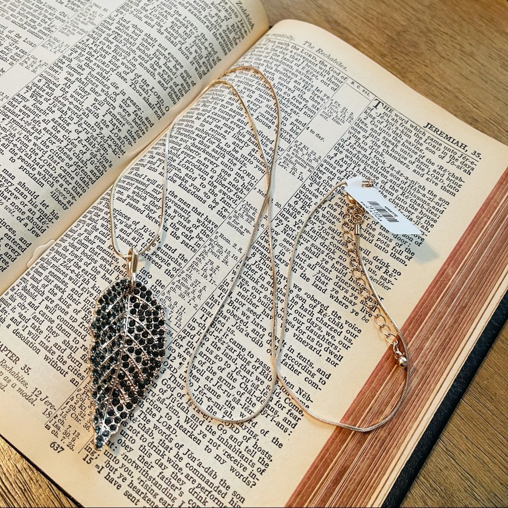 NWT Rhinestone Leaf Necklace
